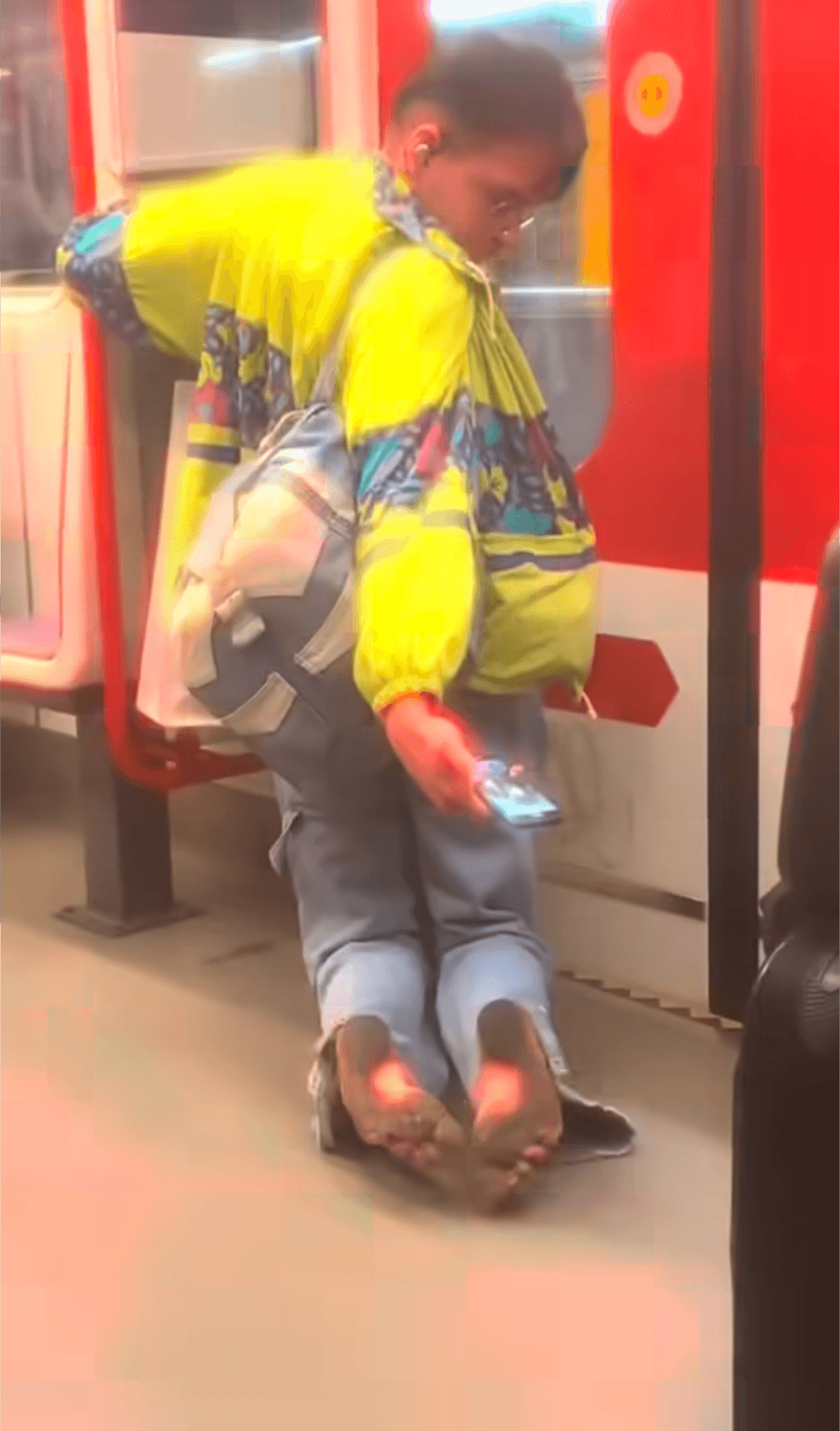 Ce KHEY FOU dans le RER prend en photo des pieds pour se branler plus tard