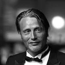 L'acteur Mads Mikkelsen, 59 ans, calvitied, 9/10