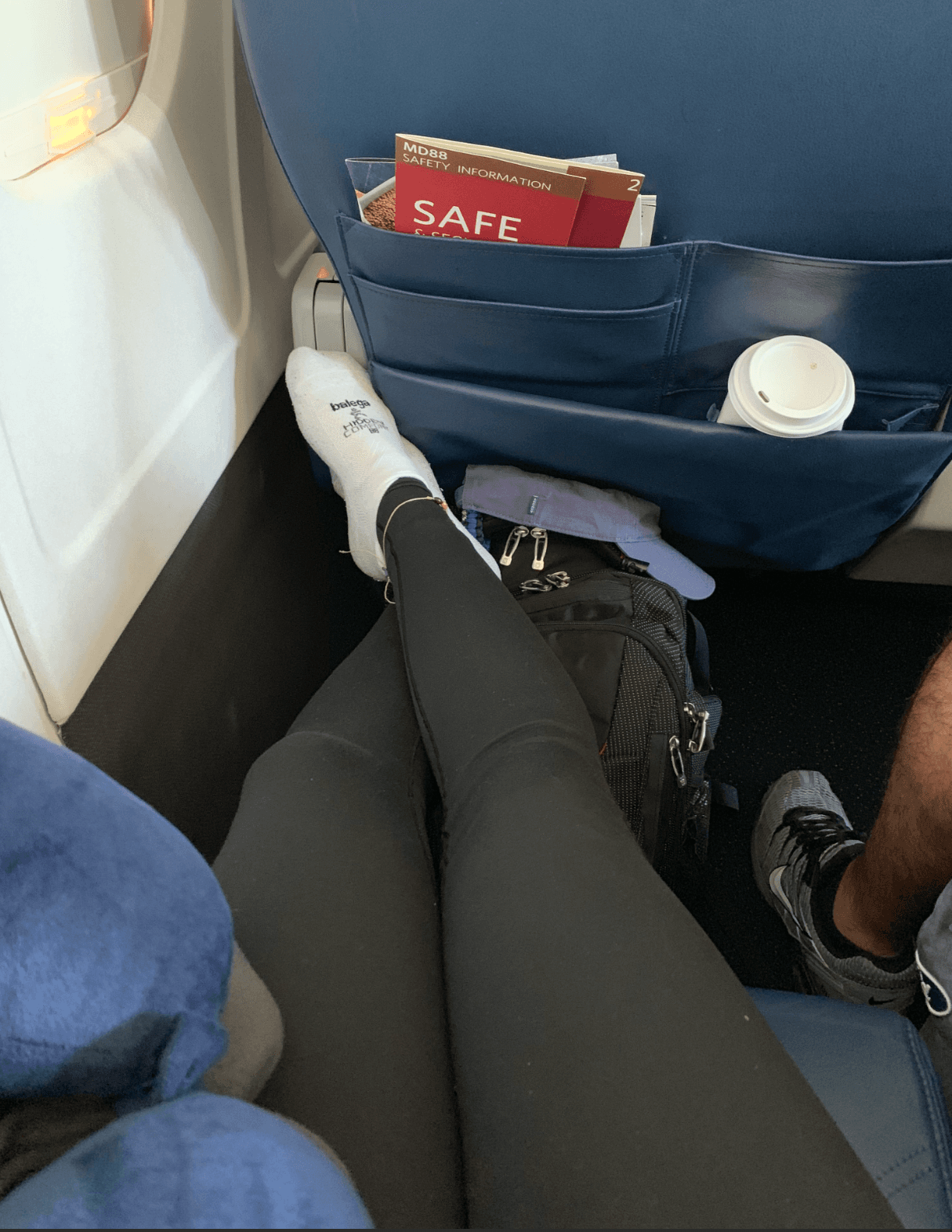 En plein vol, la passagère se déshabille entierement et défèque sur son siège!