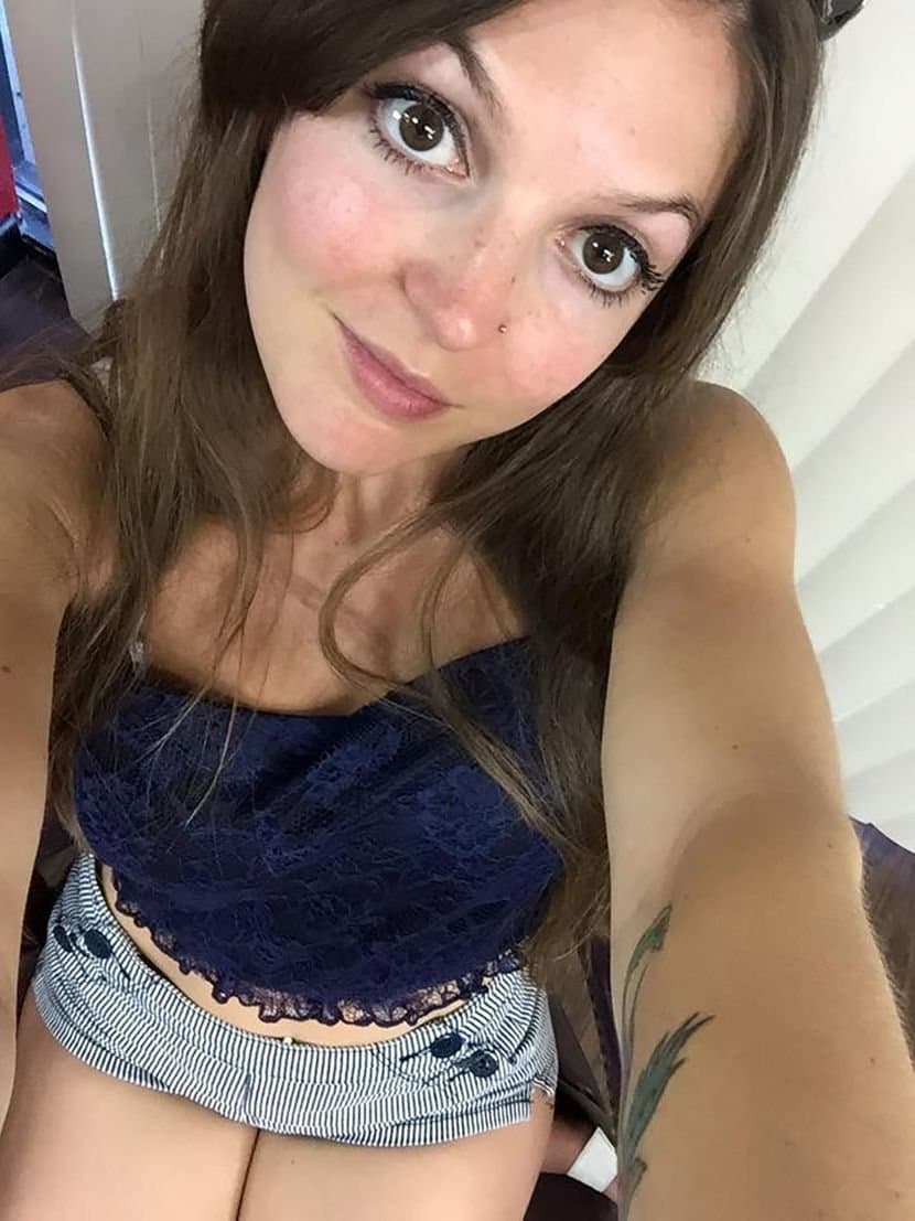 [PHOTO] On est d'accord cette fille quand elle suce elle a une tête de chienne ?