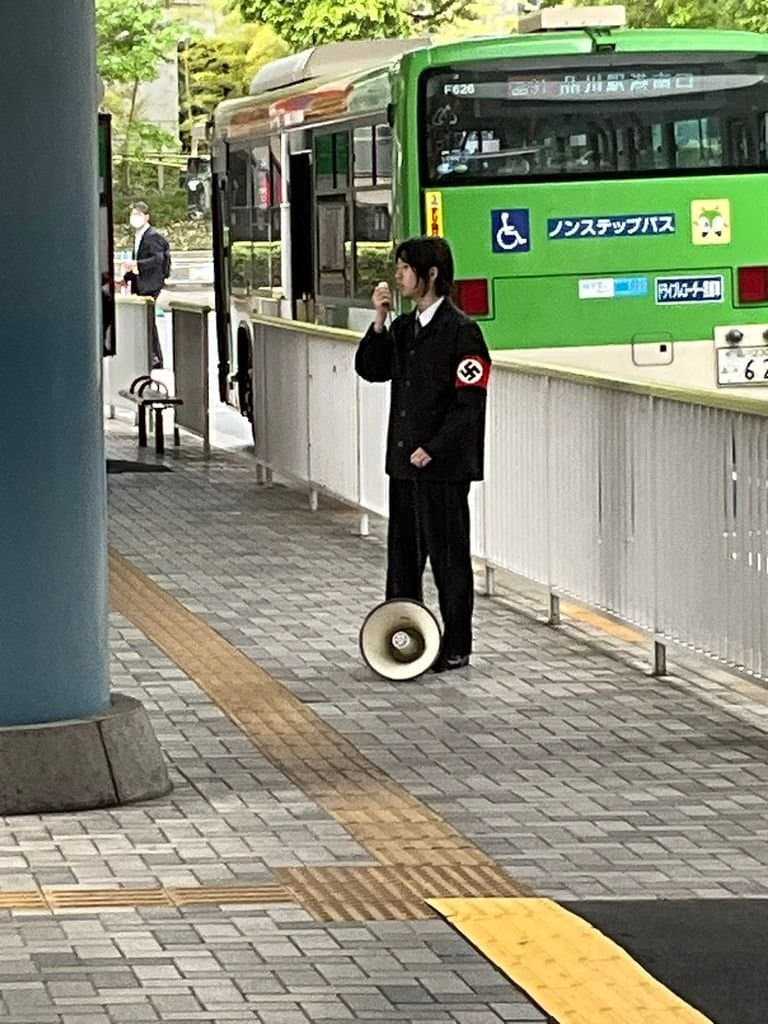 un TRAP JAPONAIS porte un costume NAZI