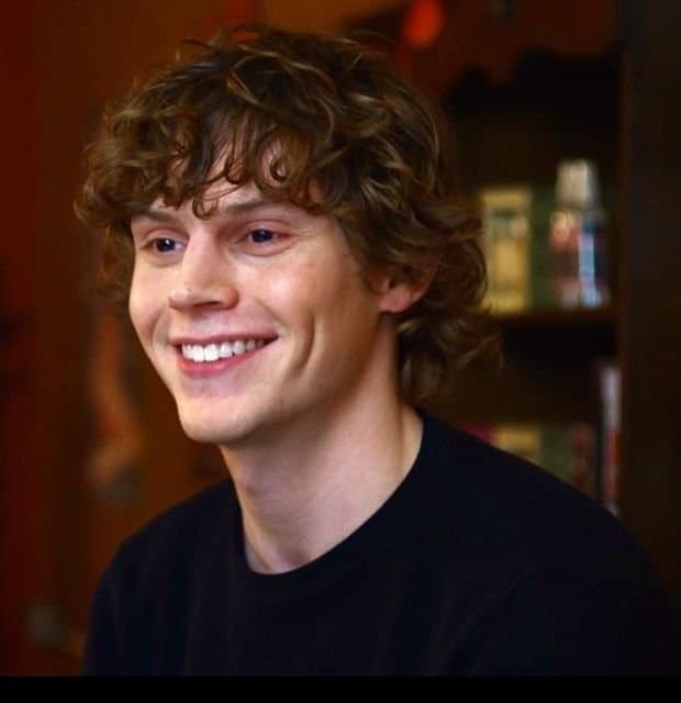 Evan peters a son prime plaisaient à 98% des femmes de 18-25 ans