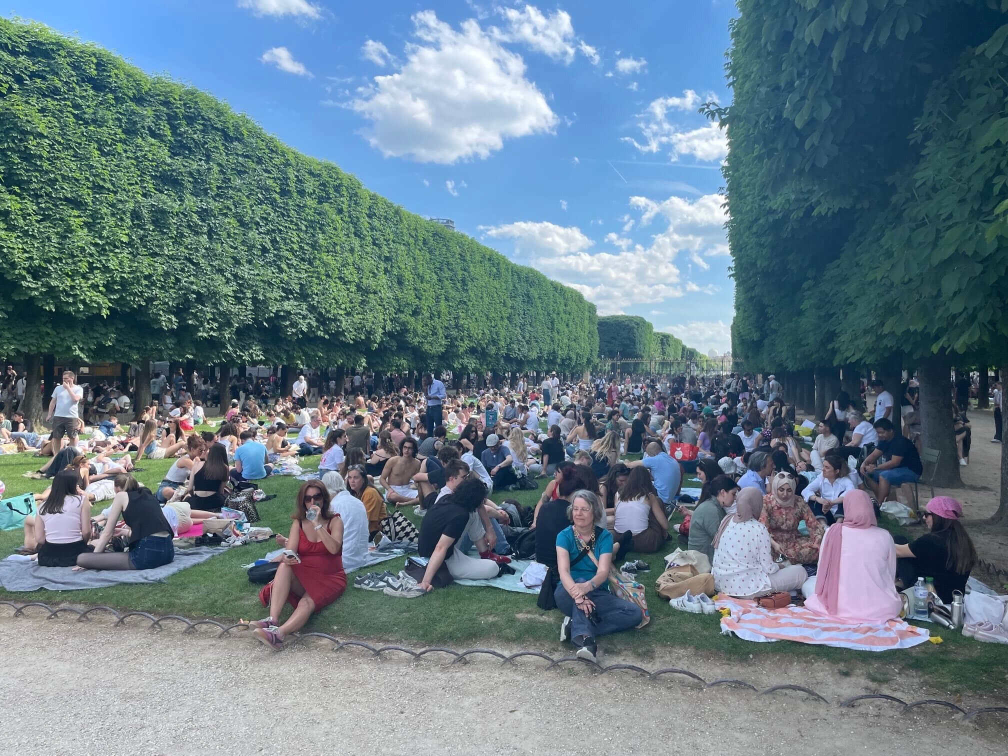 [Photo] Il fait chaud, les parisiennes en jupe sont partout...