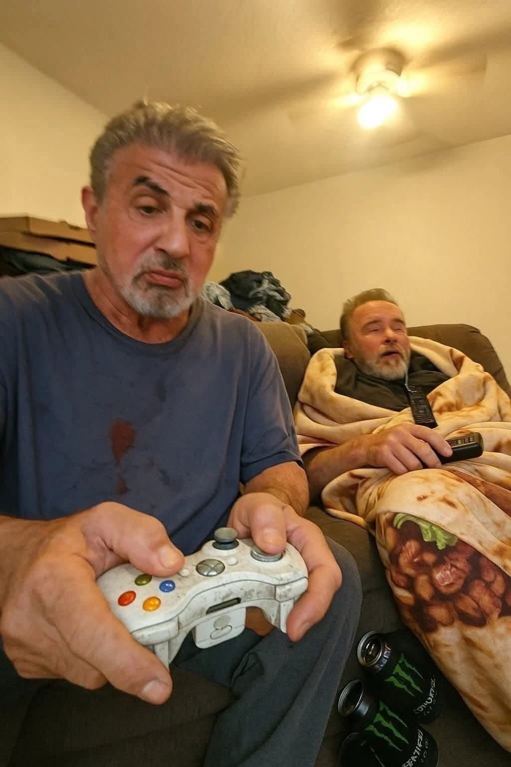 [PHOTO] Stallone ECLATAX essaye de jouer à la Xbox 360 manette éteinte pendant qu'Arnold comate