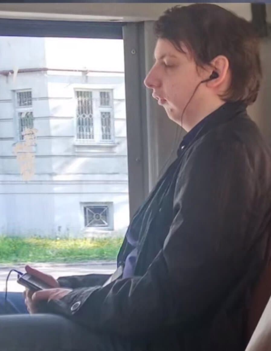 J'ai trouvé une PHOTO de WALID GEPETO LEKHEY  sorti de LA HP dans le TRAIN