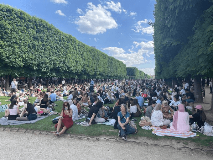 les parisiens profitent du soleil au parc
