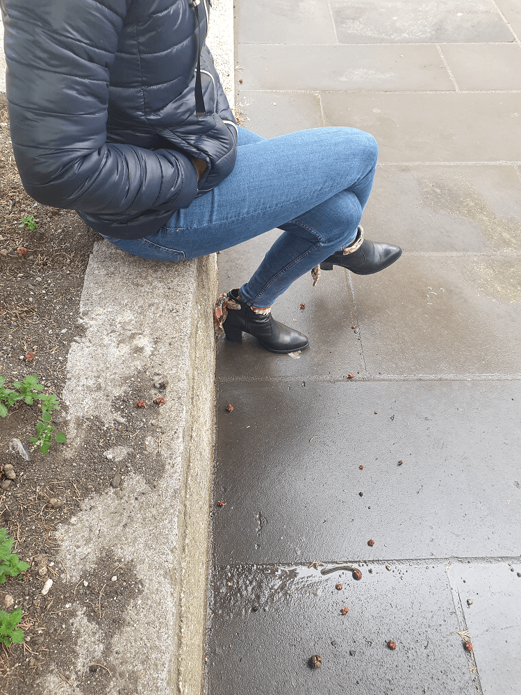 PHOTO les jambes et pied de ma cousine ke kiff ses bottes
