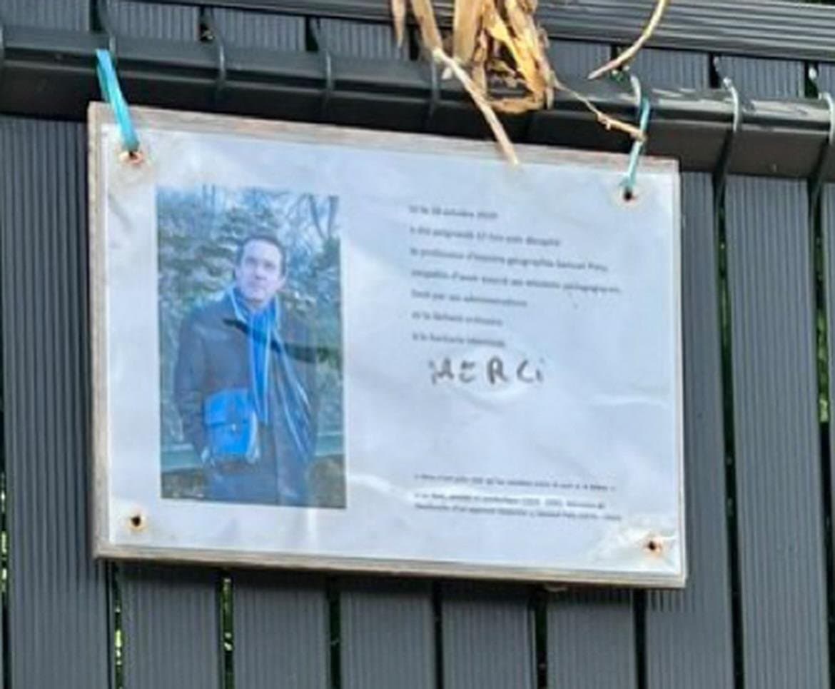 [PHOTO] Attendez, c'est vraiment ÇA la "plaque" OFFICIELLE qui rend HOMMAGE a SAMUEL PATY ?