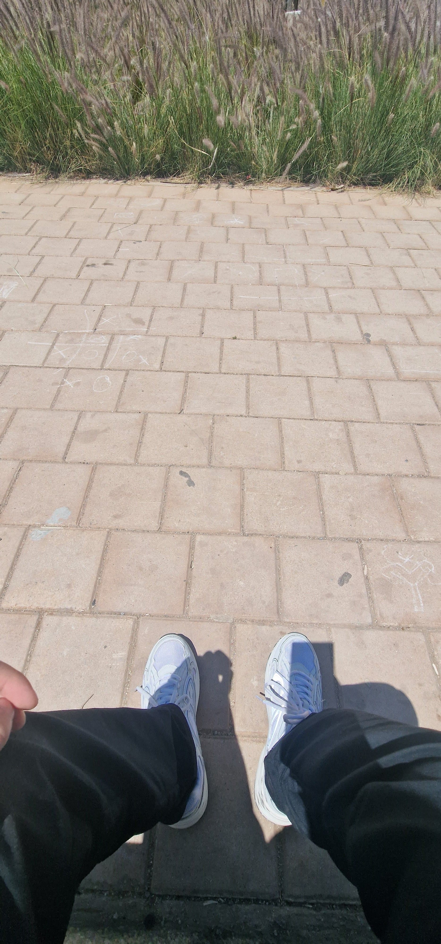 Je suis seul sur un banc dans un parc