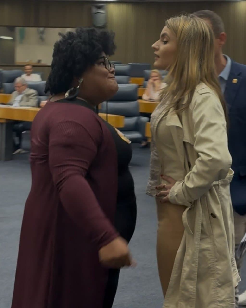 [PHOTO] Au Brésil, ces deux FEMMES POLITIQUES se querellent, à votre avis laquelle est de GAUCHE ?