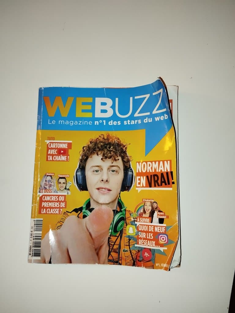 J'ai trouvé un magazine WEBUZZ (le magazine numéro 1 sur les stars du web)