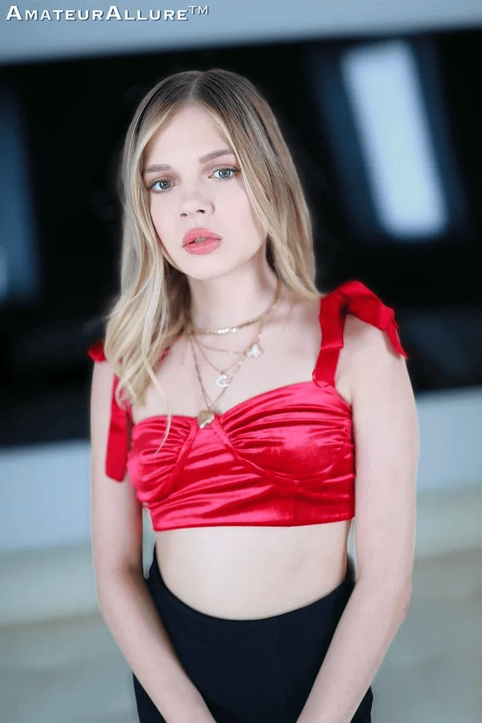 Cette actrice X de 25 ans qui en fait un peu moins tu tapes ?