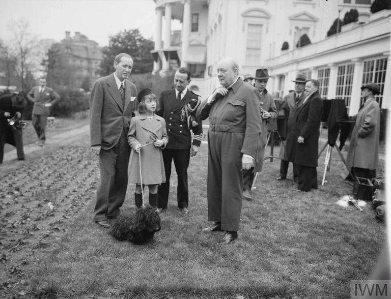 Winston CHURCHILL qui visite la Maison Blanche sans costard en 1942