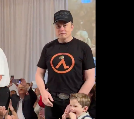 Elon Musk porte un t-shirt Half Life et se fait insulter