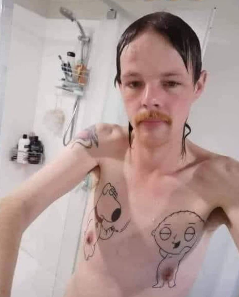 PHOTO : Le fofo note mon physique + quelques tatouages !!!