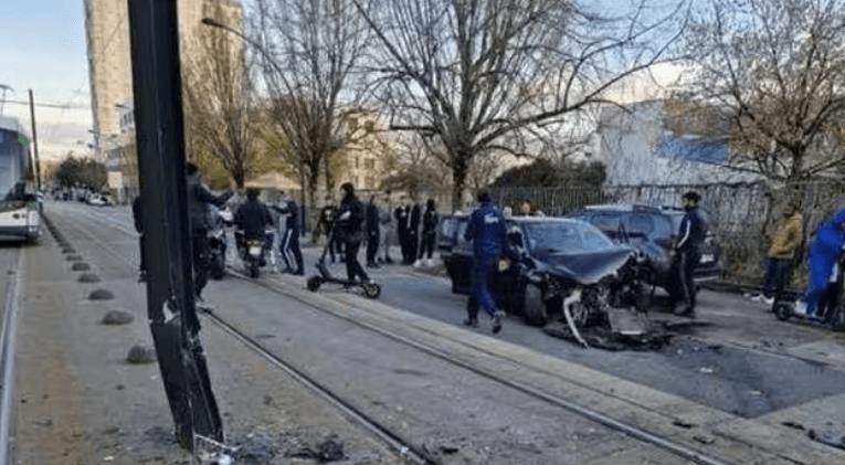 [NANTES] Une voiture folle heurte un poteau du tram