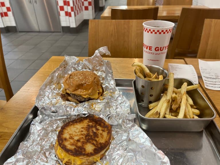 Actuellement au Five Guys tout seul