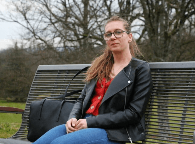 Stefy, étudiante, 8/10: "j'ai à peine assez pour acheter du PAPIER TOILETTE