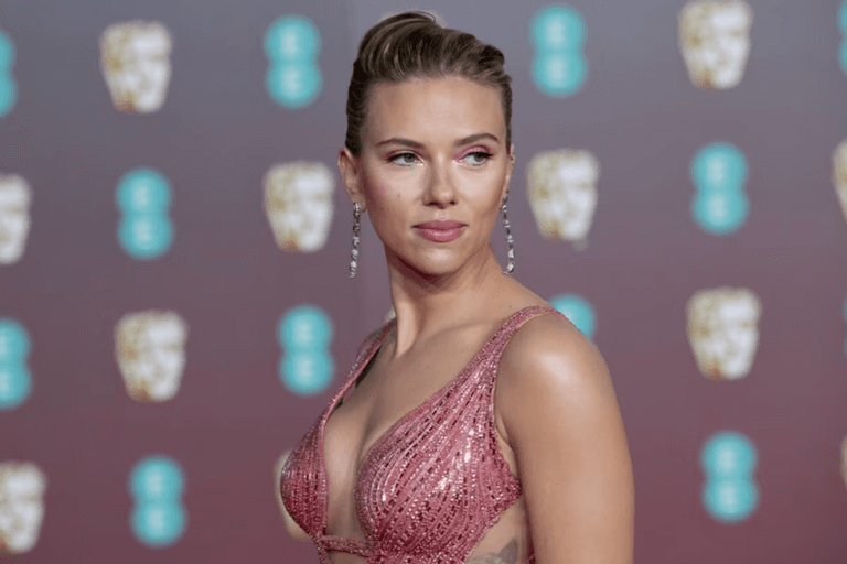 Scarlett Johansson, 40 ans, 10/10, 0 wall