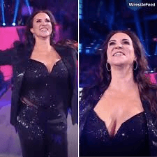 Il humilie CETTE CELESTINE a BIG BOOBIES , elle se prénomme STEPHANIE MCMAHON