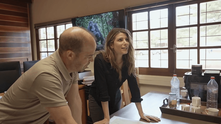 Le caméraman qui filme pépouze le fion de la reporter française