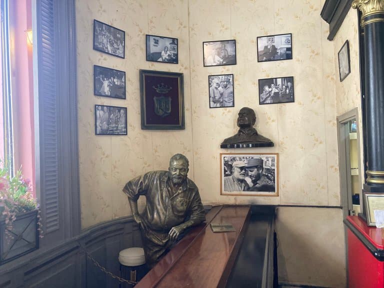 JE suis en train de DISCUTER avec HEMINGWAY